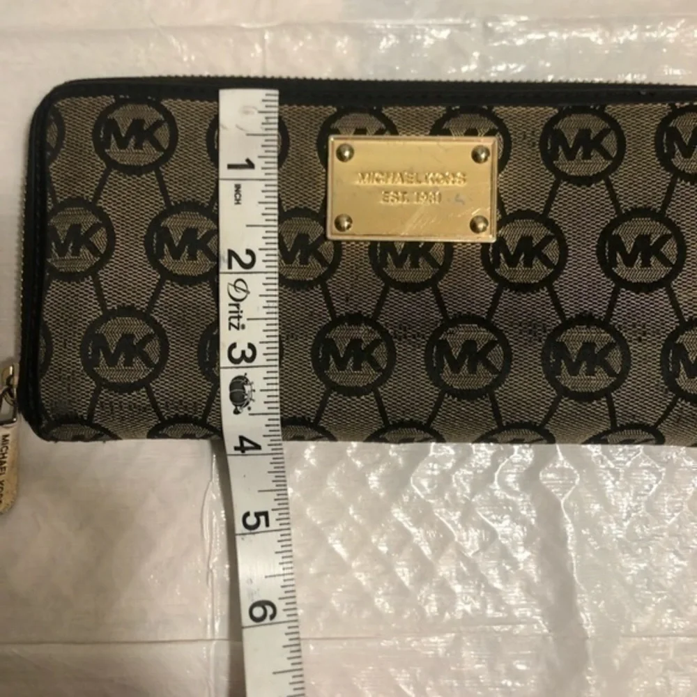 Michael kors signature zipper clutch wallet